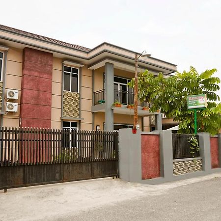 Oyo 1394 Rumaisa Homestay Syariah Pekanbaru Ngoại thất bức ảnh