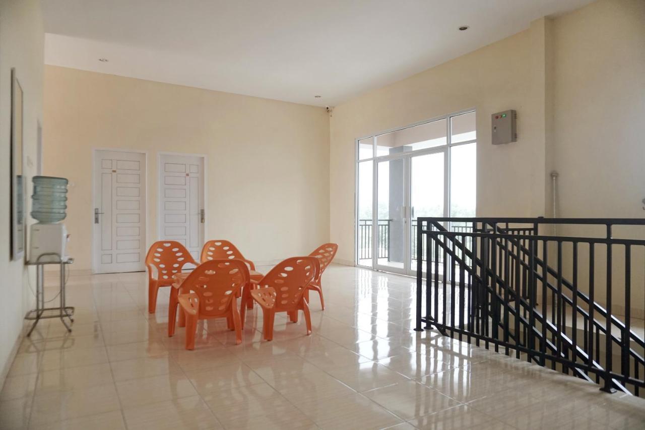 Oyo 1394 Rumaisa Homestay Syariah Pekanbaru Ngoại thất bức ảnh