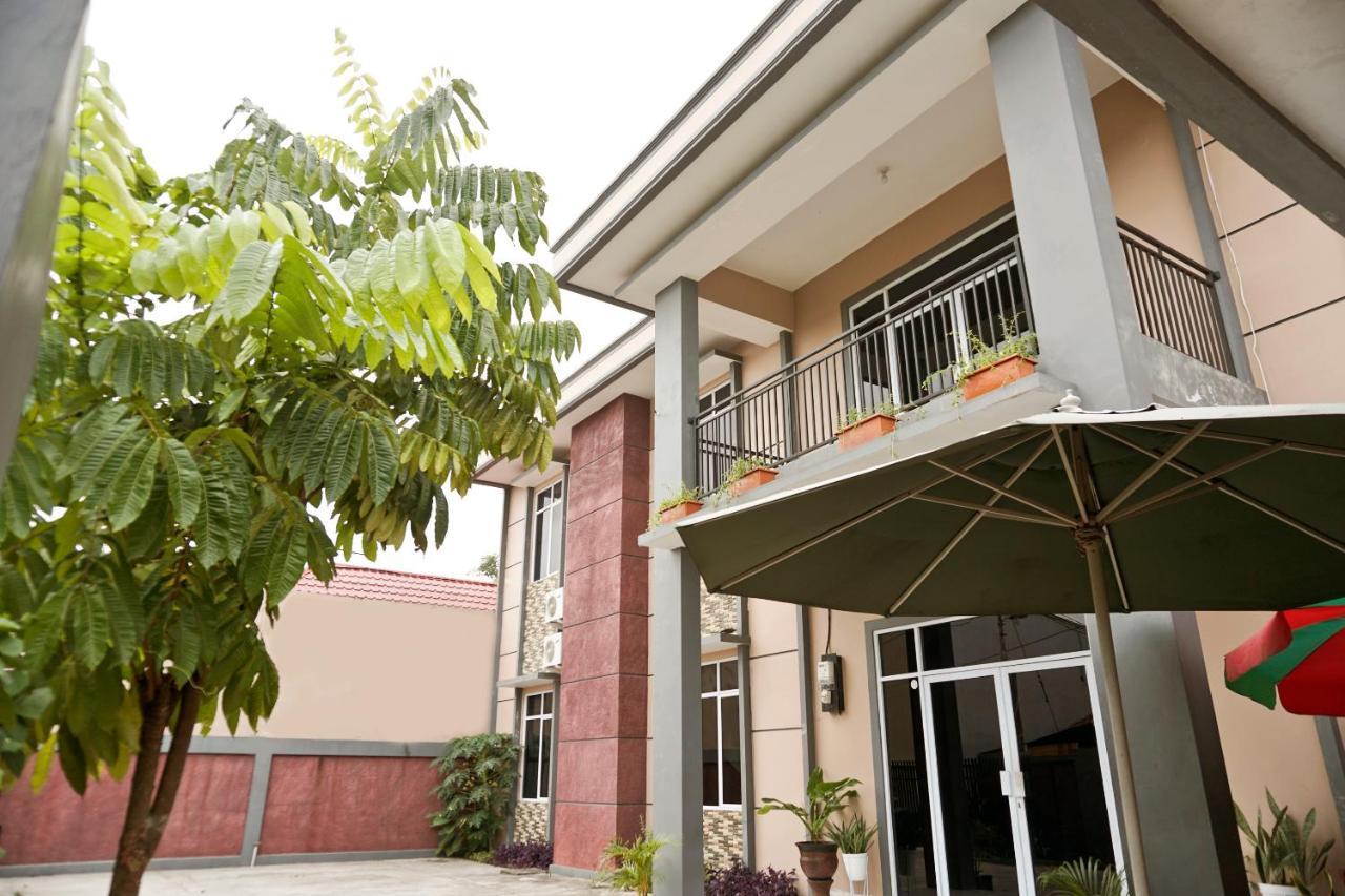 Oyo 1394 Rumaisa Homestay Syariah Pekanbaru Ngoại thất bức ảnh